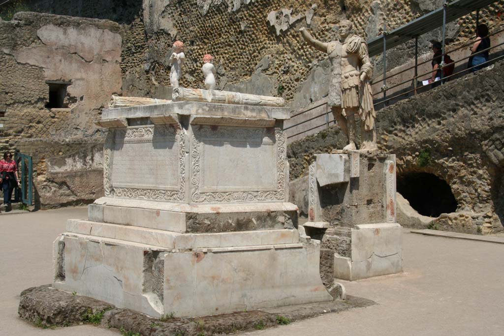 Herculaneum, April 2011.Looking north-west across terrace towards altar and statue.
Photo courtesy of Klaus Heese.